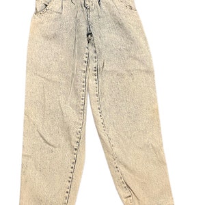 K&ouml;nnte beinhalten: Hellblaue Jeans aus S&auml;ure-gewaschenem Denim mit hoher Taille und lockerer Passform.