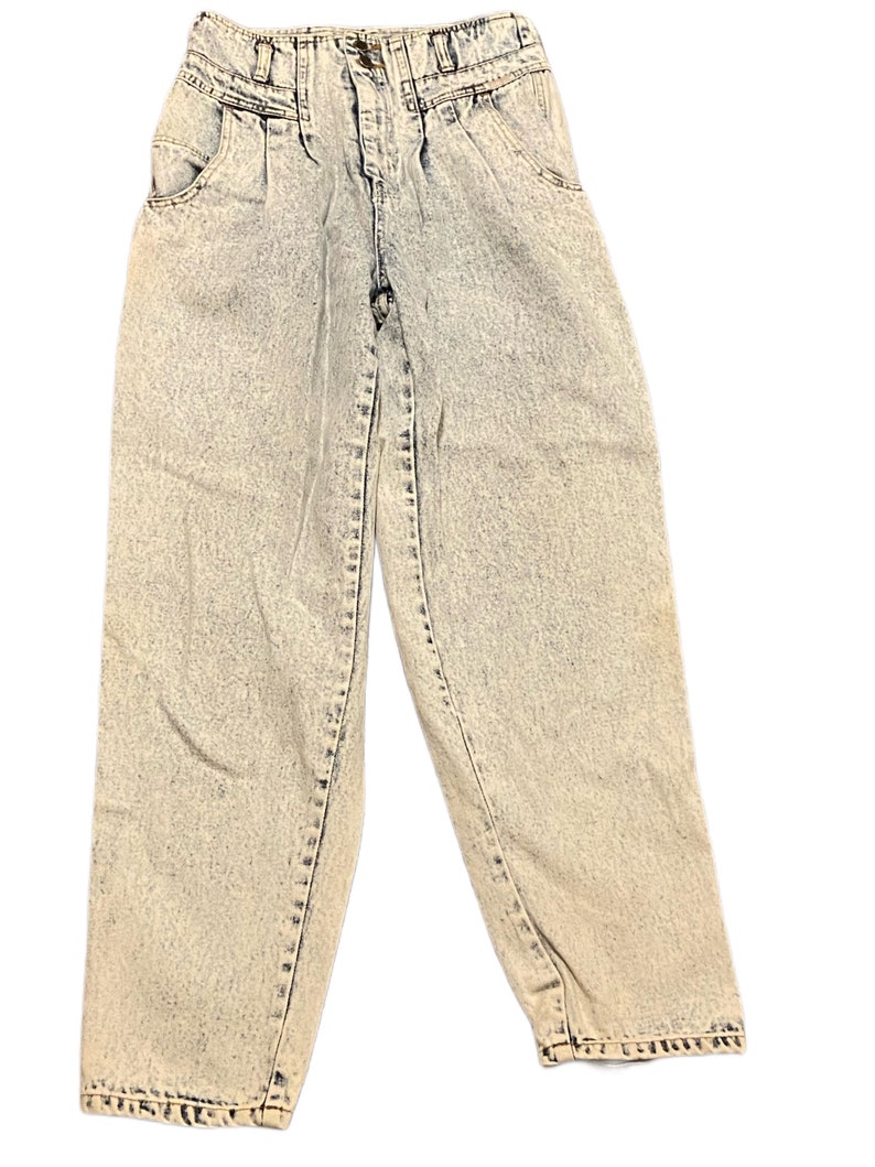 K&ouml;nnte beinhalten: Hellblaue Jeans aus S&auml;ure-gewaschenem Denim mit hoher Taille und lockerer Passform.