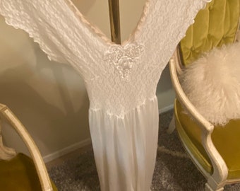 1980s Vintage White Lace Slip Dress/Night Gown By Cinema Etoile Vintage Size Small Modern Size XS to XXS