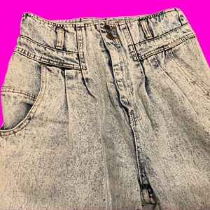 K&ouml;nnte beinhalten: Hoch sitzende Jeans aus S&auml;ure-gewaschenem Denim mit einer Plissee-Vorderseite und einem Knopfverschluss.