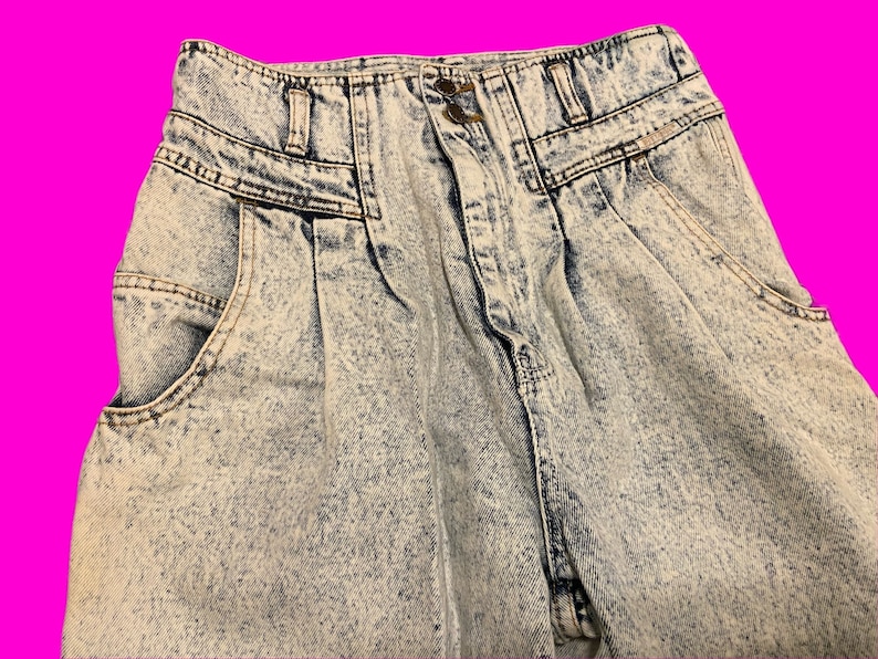 K&ouml;nnte beinhalten: Hoch sitzende Jeans aus S&auml;ure-gewaschenem Denim mit einer Plissee-Vorderseite und einem Knopfverschluss.