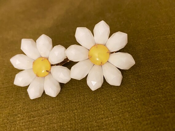 Vintage Beaded Daisy Clip On Earrings - image 8