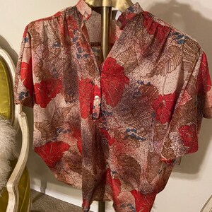 1970s Vintage Leaf Print Top vintage size 14 modern medium to small