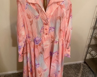 Handgjord vintageklänning i rosa och lila blommigt mönster från 1970-talet, storlek Extra stor