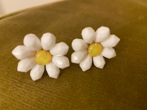 Vintage Beaded Daisy Clip On Earrings - image 4