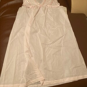 Lichtroze vintage dode inventaris nachtjapon van Gilead, nooit gedragen met originele tags, maat groot
