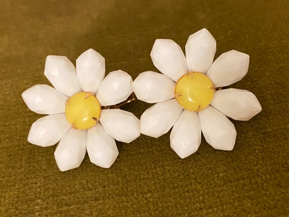 Vintage Beaded Daisy Clip On Earrings - image 6