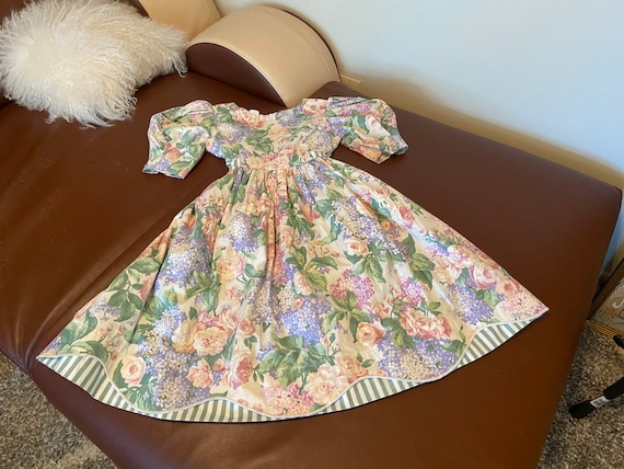 vintage spring dresses Unique Rose Stripe Swing Dress Crafted in a classic gingham pattern with solid black contrast accents at the sleeve cuffs 90s Vintage savannah Floral Print