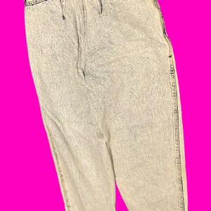 K&ouml;nnte beinhalten: Hellblaue, acidgewaschene Jeanshose mit hoher Taille und