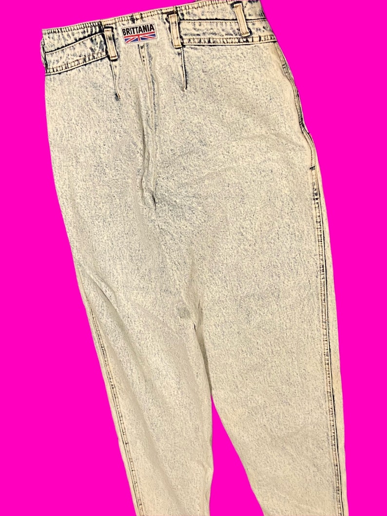 K&ouml;nnte beinhalten: Hellblaue, acidgewaschene Jeanshose mit hoher Taille und