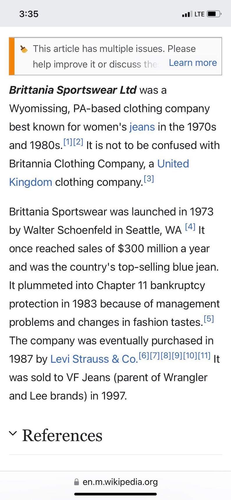 K&ouml;nnte beinhalten: Ein Screenshot eines Wikipedia-Artikels &uuml;ber Brittania Sportswear Ltd, ein Bekleidungsunternehmen, das in den 1970er und 1980er Jahren f&uuml;r Damenjeans bekannt war. Der Artikel behandelt die Geschichte des Unternehmens, einschlie&szlig;lich seiner Gr&uuml;ndung im Jahr 1973, seiner Spitzenums&auml;tze in den 1980er Jahren und seiner letztendlichen &Uuml;bernahme durch Levi Strauss & Co. im Jahr 1987.