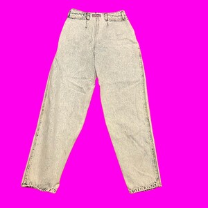 K&ouml;nnte beinhalten: Hellblaue Jeans aus S&auml;ure-gewaschenem Denim mit hoher Taille und lockerer Passform.