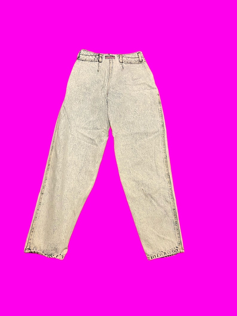 K&ouml;nnte beinhalten: Hellblaue Jeans aus S&auml;ure-gewaschenem Denim mit hoher Taille und lockerer Passform.