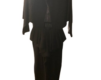 1980s Does 1940s Black Vintage espalda abierta con volantes vestido con una manga Dolman tamaño pequeño