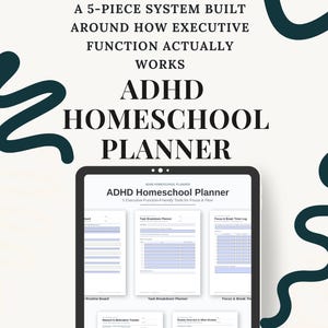 Può includere: Un pianificatore digitale ADHD Homeschool Planner visualizzato su uno schermo di tablet, con un sistema in 5 parti con strumenti per la concentrazione. Lo schermo mostra cinque layout di pagina distinti, tra cui una tabella di routine.