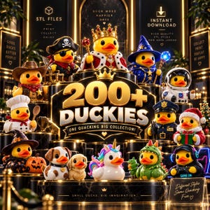Op de afbeelding: Een verzameling gele rubberen eendjes in diverse kostuums zoals een koning, piraat, tovenaar, astronaut, kok, politieagent, de Kerstman en een eenhoorn, op getrapte plateaus met de tekst 200+ DUCKIES ONE QUACKING BIG COLLECTION.