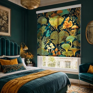 Può includere: Una tenda a rullo per finestra caratterizzata da un motivo denso e intricato di vari funghi e strutture simili a coralli in tonalità oro, giallo e verde acqua su uno sfondo blu scuro, installata su una finestra in una camera da letto.