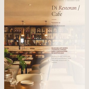 Può includere: Una guida digitale intitolata INDOFROMZERO BICARA INDONESIA A FOREIGNER'S GUIDE Di Restoran / Cafe SCENARIO 02 At the Restaurant. Contiene 93 vocaboli, 77 frasi essenziali, 3 conversazioni reali e un quiz di 10 domande per ordinare al ristorante.