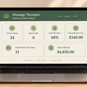 Puede incluir: Una pantalla de portátil que muestra un panel de control de seguimiento de clientes y CRM para masajistas con secciones verdes y crema. Muestra métricas de clientes activos, clientes potenciales, facturas pendientes y ingresos totales.
