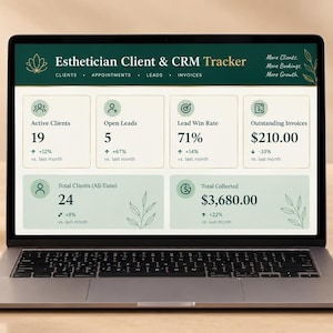 Op de afbeelding: Een laptopscherm met een Esthetician Client & CRM Tracker dashboard met gegevensvelden voor actieve klanten, open leads, lead winrate, openstaande facturen, totaal aantal klanten en totaal verzameld bedrag in een donkergroen en crèmekleurig thema.