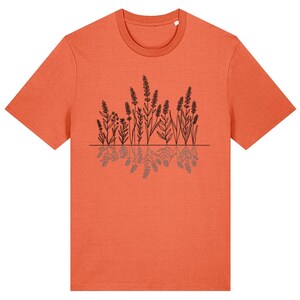 Könnte beinhalten: Ein kurzärmeliges T-Shirt mit Rundhalsausschnitt in einem kräftigen gebrannten Orange. Auf der Brust befindet sich eine schwarze Strichzeichnung verschiedener Wildblumen über einer horizontalen Linie mit einer gespiegelten Reflexion.