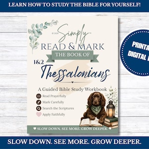 Może przedstawiać: Cyfrowa okładka zeszytu ćwiczeń zatytułowana Simply Read & Mark The Book of 1&2 Thessalonians. Projekt przedstawia brązowego psa w zielonej bandanie, otwartą książkę, latarnię i liście eukaliptusa na kremowym tle z ciemnoniebieskim tekstem.