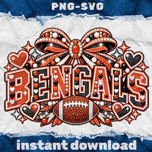 Peut inclure: Un design graphique numérique affichant le mot BENGALS en lettres majuscules orange et noires décorées de faux strass. Un grand nœud surmonte le texte et un ballon de football américain est centré en dessous. Des cœurs et des étoiles entourent le tout.