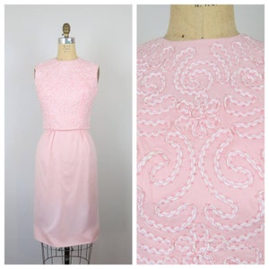 Conjunto de vestido de meneo vintage de la década de 1950, rosa barbie, cinta, bordado, gasa de seda