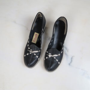 Zapatos de mujer vintage de la década de 1970, cuñas, cuero, deslizamiento, tacón de cuña, material muerto, nuevo stock antiguo, nuevo en caja, NIB, tamaño 7 US