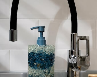 Luxe blauw-witte zeepdispenser | Kristallen badkamerdecoratie | Handgemaakte desinfectiefles met edelstenen