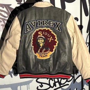 Jaqueta de couro Avirex estilo universitário vintage, patch bordado nas costas, casaco streetwear retrô bicolor