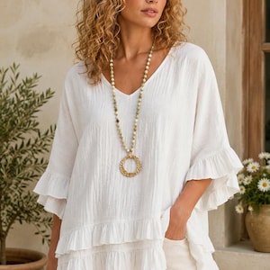Damesblouse van chiffon met V-hals, ruchesmouwen en gelaagde, uitlopende manchetten.