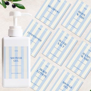 Può includere: Un flacone con erogatore in plastica bianca e diverse etichette rettangolari con un motivo a righe verticali azzurre e bianche. Ogni etichetta riporta il testo HOME, un nome di prodotto come SHOWER GEL, CONDITIONER o BODY WASH, e HEALTH & BEAUTY.