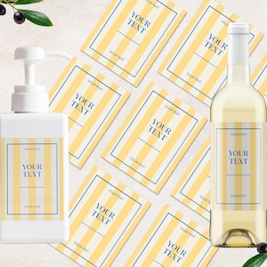 Peut inclure: Un flacon distributeur à pompe en plastique blanc et une bouteille de vin en verre, tous deux dotés d'étiquettes rectangulaires à rayures verticales jaunes et blanches, bordées de bleu, avec le texte YOUR TEXT. Plusieurs étiquettes assorties.