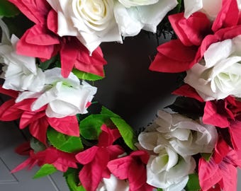 Ghirlanda per porta realizzata a mano / rose bianche con fiori tipo stella di Natale rossi / fiori artificiali in seta / verde / resistente alle intemperie.