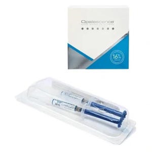 Peut inclure: Une boîte blanche et bleue étiquetée Opalescence tooth whitening systems avec un graphique circulaire 16% PF regular. Sous la boîte se trouvent deux seringues en plastique transparent contenant du gel, scellées dans un emballage blister.
