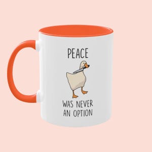 Taza del juego del ganso sin título, Taza "La paz nunca fue una opción" del ganso, Taza con meme, Taza de cerámica, 325 ml - 444 ml, Blanco - Negro - Naranja, Varios colores