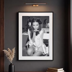 Affiche Adriana Lima | Photographie de mode en noir et blanc | Décoration murale mannequin | Décoration coulisses de défilé | Poster photo de célébrité
