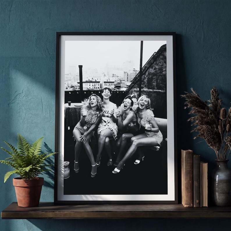 Poster di SATC / Quadro in bianco e nero con tema televisivo / Stampa fotografica vintage di moda / Decorazione per serata tra ragazze / Estetica per appartamento in città immagine 4