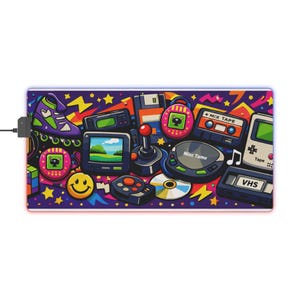 Pode incluir: Um tapete de secretária retangular com uma colagem vibrante com o tema dos anos 90, apresentando eletrónica retro e ícones da cultura pop, incluindo um joystick, uma cassete com a etiqueta Mix Tame, uma fita VHS, consolas e patins.
