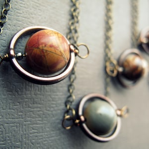 Collar de planetas de ciencia ficción, collar espacial, joyería científica, collar del sistema solar, joyería para fanáticos de la ciencia ficción, regalos de astronomía, collar giratorio de Marte