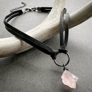 Collier ras de cou délicat en quartz rose, tour de cou en cuir noir avec joint torique et pierre précieuse en cristal rose brut, bijoux gothiques païens sorcières bohèmes image 1