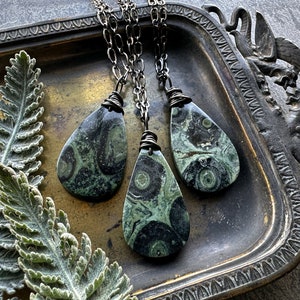 Collar Kambaba Jasper, colgante de piedra natural boho, collar de piedras preciosas verdes brujas, joyería wiccan pagana gótica del bosque de hadas grunge