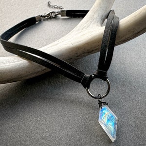 Mini collier ras de cou pierre de lune, tour de cou délicat en cuir noir avec joint torique en cristal pour femme, bijoux fantaisie goth païens, col des années 90