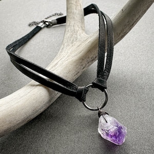 Rå ametist chokerhalsband, häxigt svart läderhalsband, gotiskt ädelstenshänge, Whimsigoth-smycken