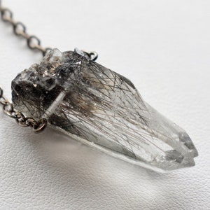 Aktinolith Quarz Halskette, Schwarzer Rutilquarz Schmuck, Witchy Kristallanhänger, Alt Goth Fashion