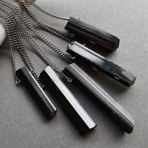 Schwarze Turmalin Halskette, Rohe Kristall Halskette, Empath Schutz Halskette, Gothic Pagan Witchy Halskette, Turmalin Anhänger, Goth Schmuck
