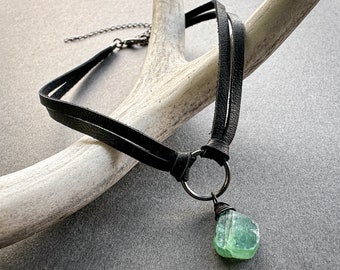 Green Kyanite O Ring Choker Collar Necklace, Dainty Black Leather Goth Choker with Raw Crystal Gemstone, Whimsigoth Boho Wiccan Jewelry