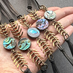 Häxig Abalone Shell Choker Halsband, Gotisk Svart Läder Ryggkedja Halsband, Alt Goth Smycken bild 3