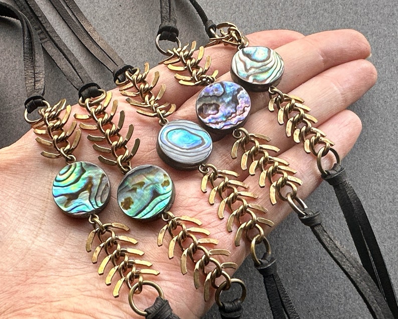 Häxig Abalone Shell Choker Halsband, Gotisk Svart Läder Ryggkedja Halsband, Alt Goth Smycken bild 3